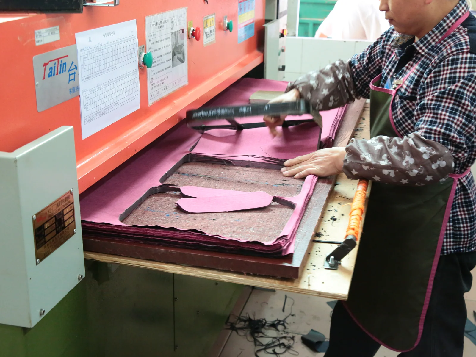 Bag material cutting