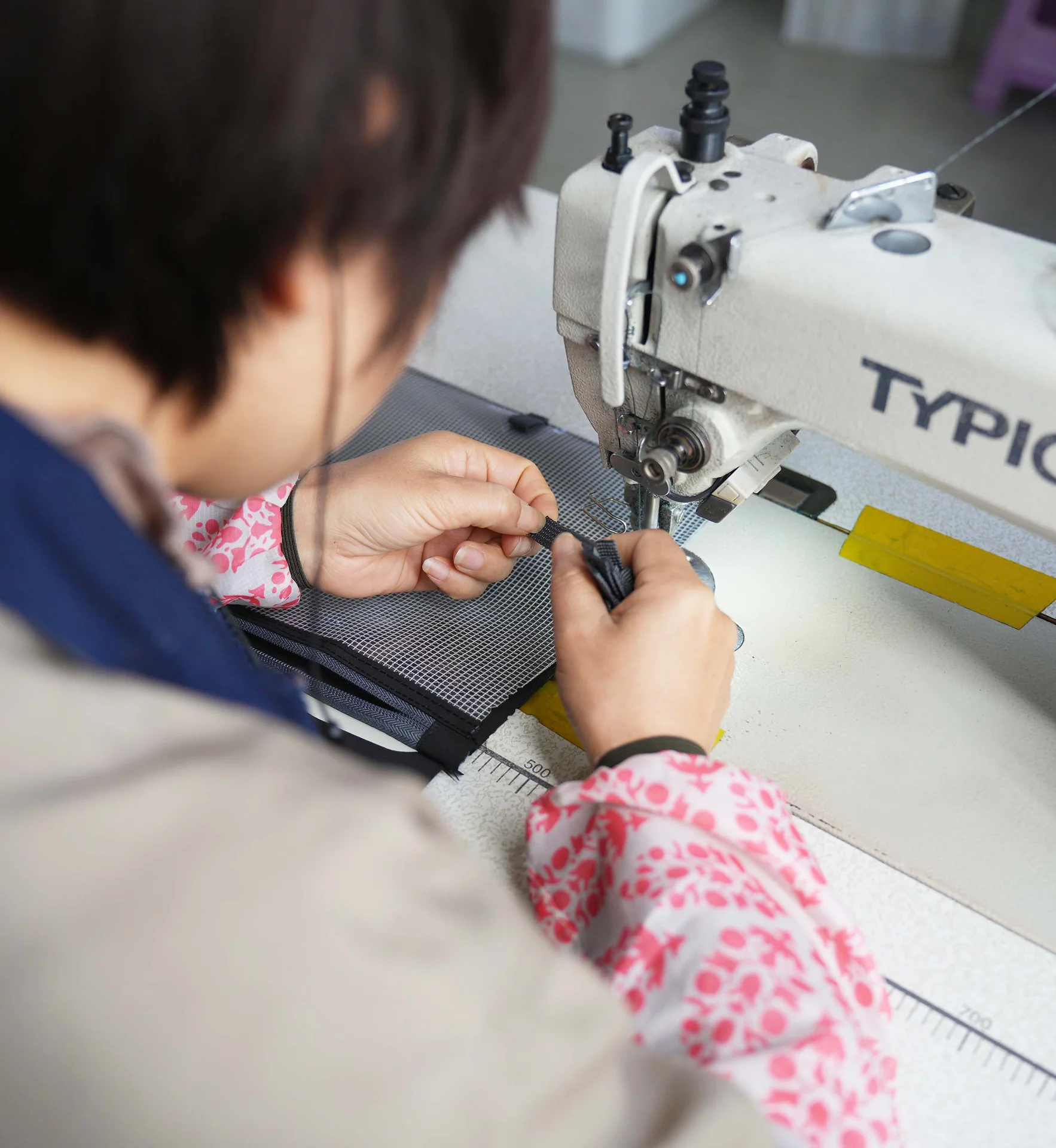 Heavy-material sewing equipment for insulated delivery bag production